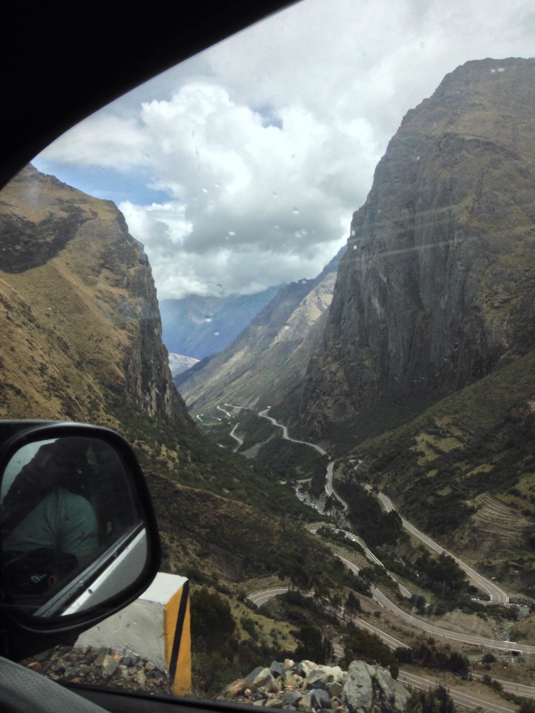 A winding road on the way to Quillabamba and Machu Picchu